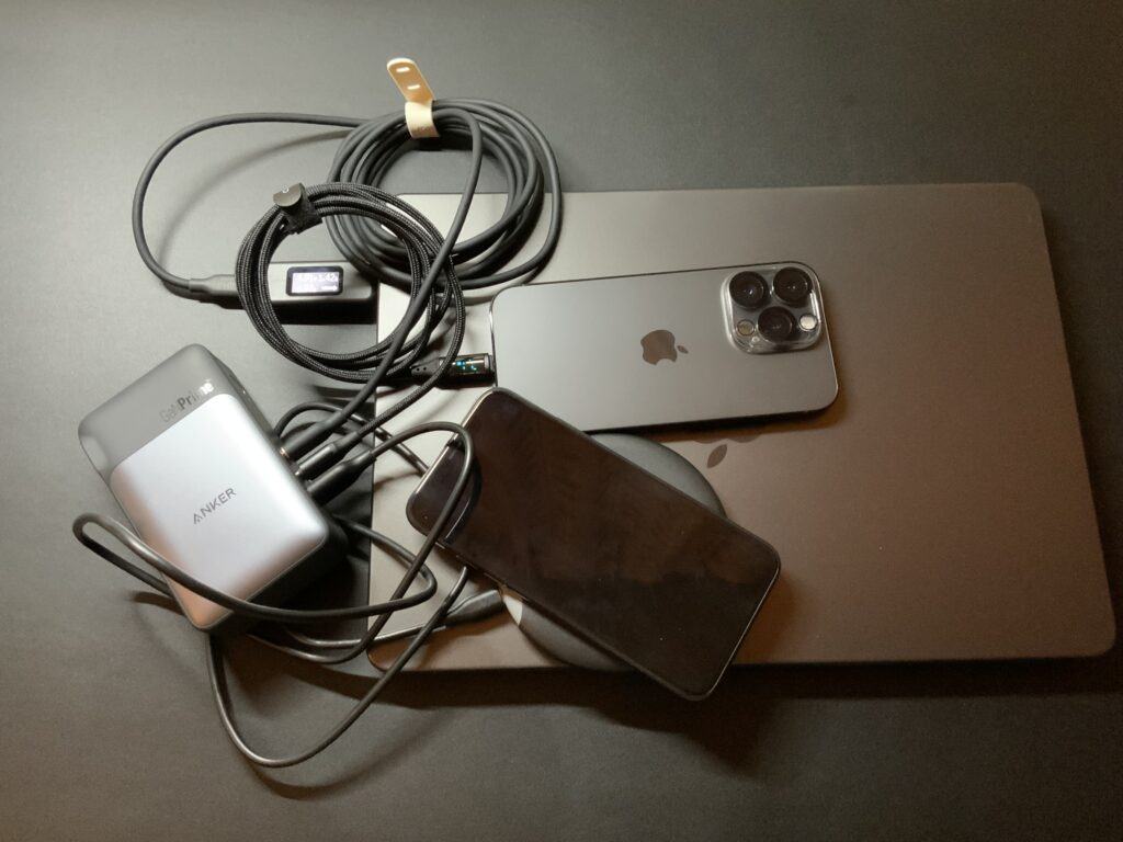 Anker 733 Power Bank & M2 MacBook Air & iPhone14 Pro & ワイヤレス充電器(5W) モバイルバッテリーとして使用