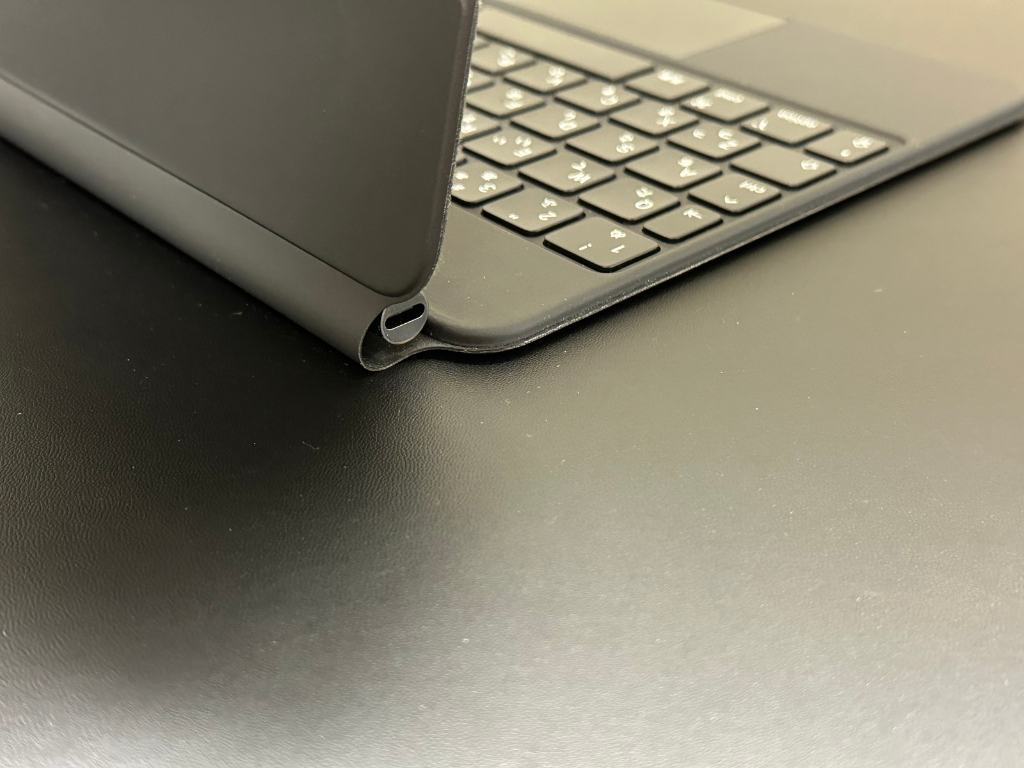 iPad Magic Keyboard ヒンジ部分 USB-Cポート