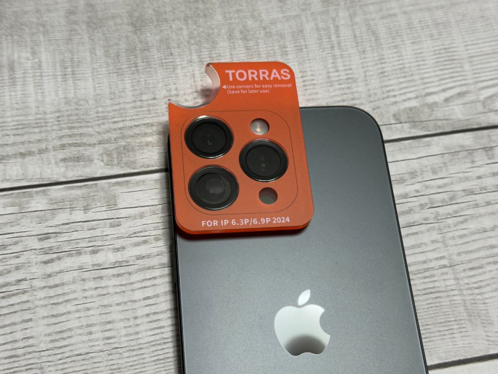 TORRAS iPhone 16 ProMAX用カメラ保護フィルム 取り付け①