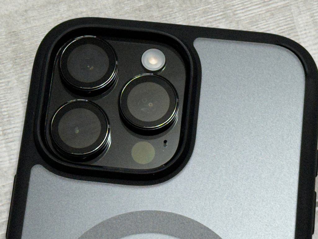 TORRAS iPhone 16 ProMAX用カメラ保護フィルム 取り付け③